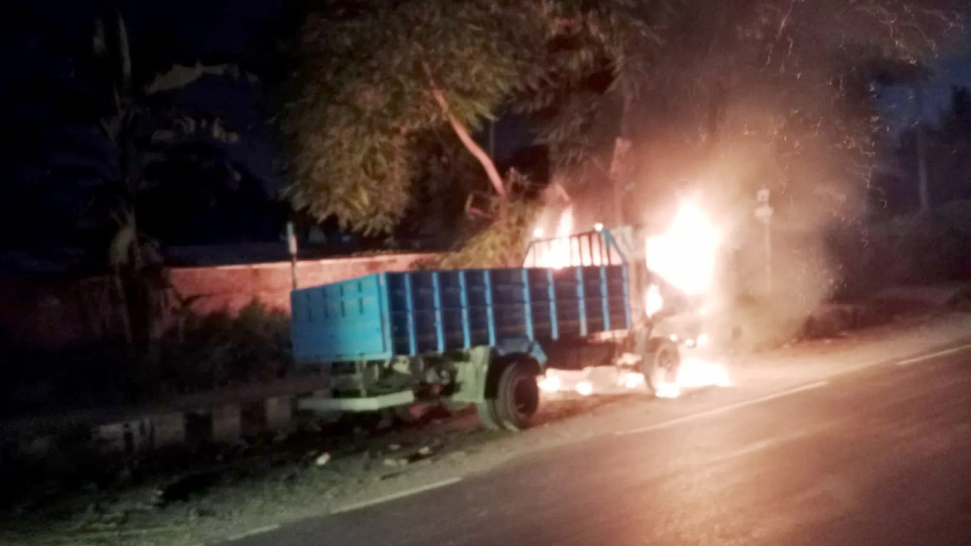 কেরানীগঞ্জে থানার সামনে ট্রাকে আগুন, আব্দুল্লাহপুরে ককটেল বিস্ফোরণ