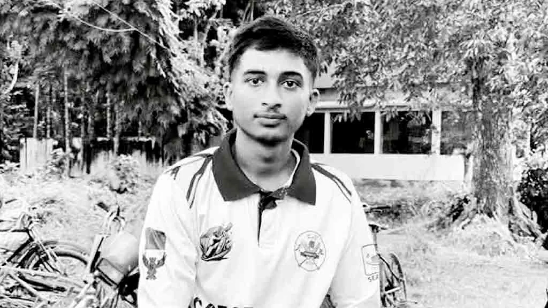 ডোবায় মাছ ধরতে গিয়ে বিদ্যুতায়িত হয়ে প্রাণ গেল স্কুলছাত্রের