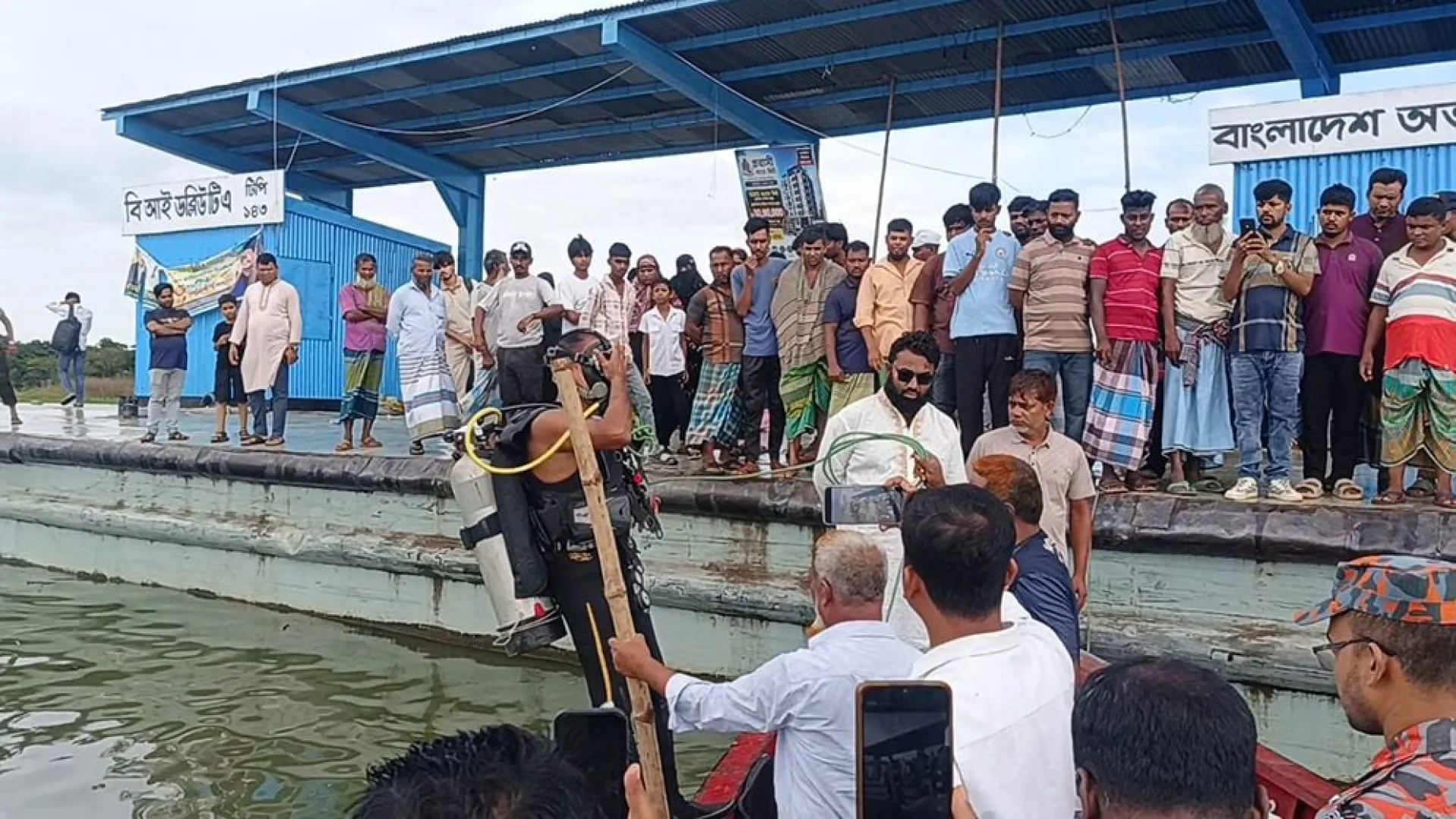 লঞ্চ থেকে নদীতে পড়ে যুবক নিখোঁজ