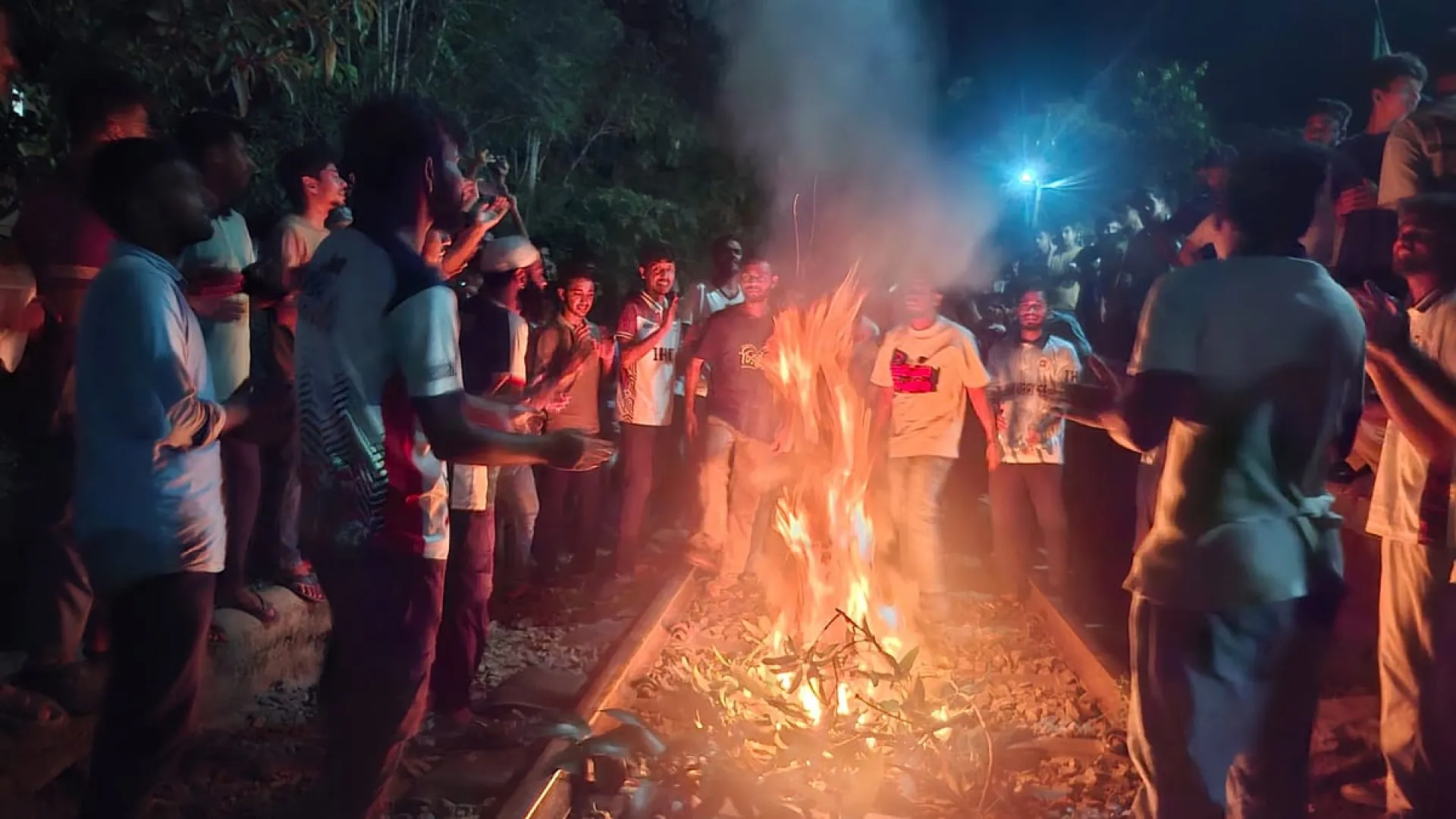আনসার সদস্যদের বিরুদ্ধে শিক্ষার্থীকে মারধরের অভিযোগ, প্রতিবাদে শিক্ষার্থীদের রেললাইন অবরোধ, ভাঙচুর
