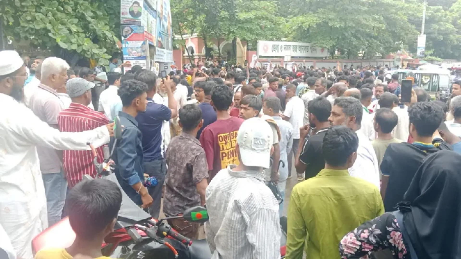 শিশু কলি হত্যা: পাবনায় আদালত ও ডিসি অফিস ঘেরাও