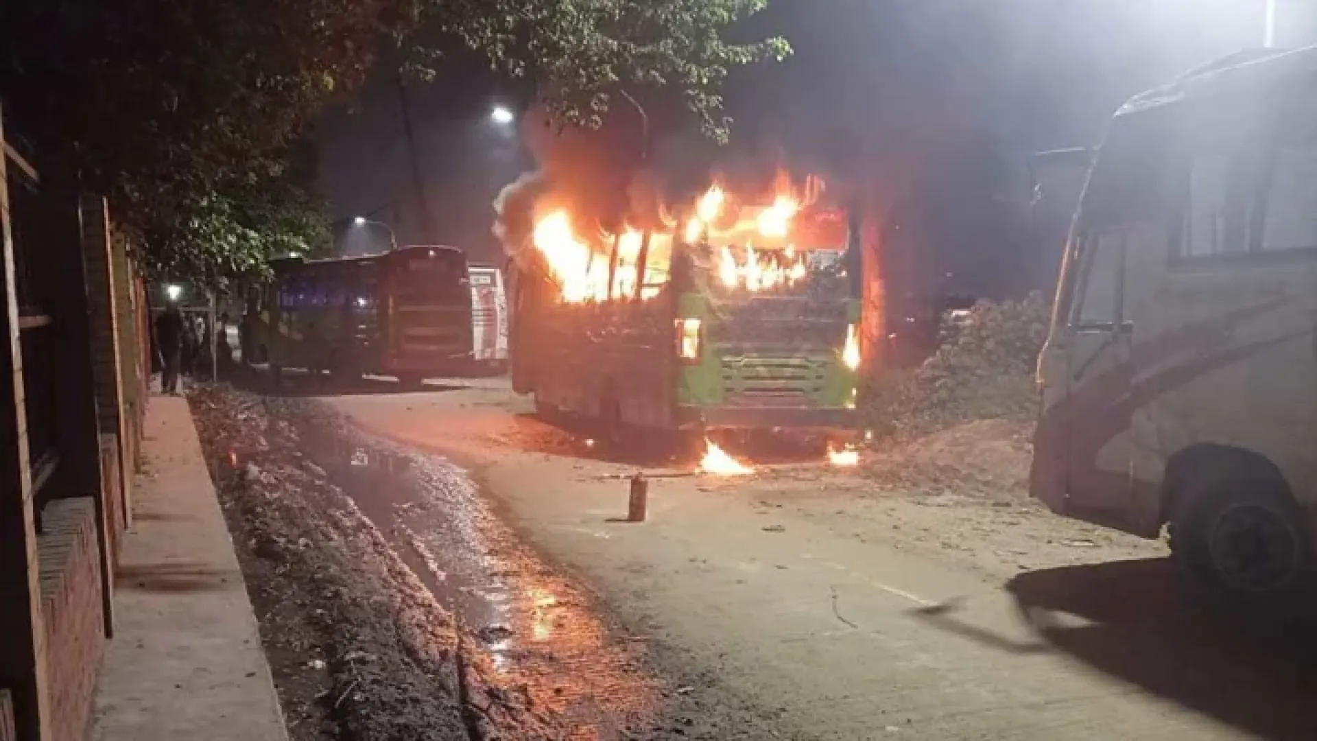এবার রাজধানীর মাতুয়াইলে বাসে আগুন, শাহবাগ ও মহাখালীতে ককটেল বিস্ফোরণ