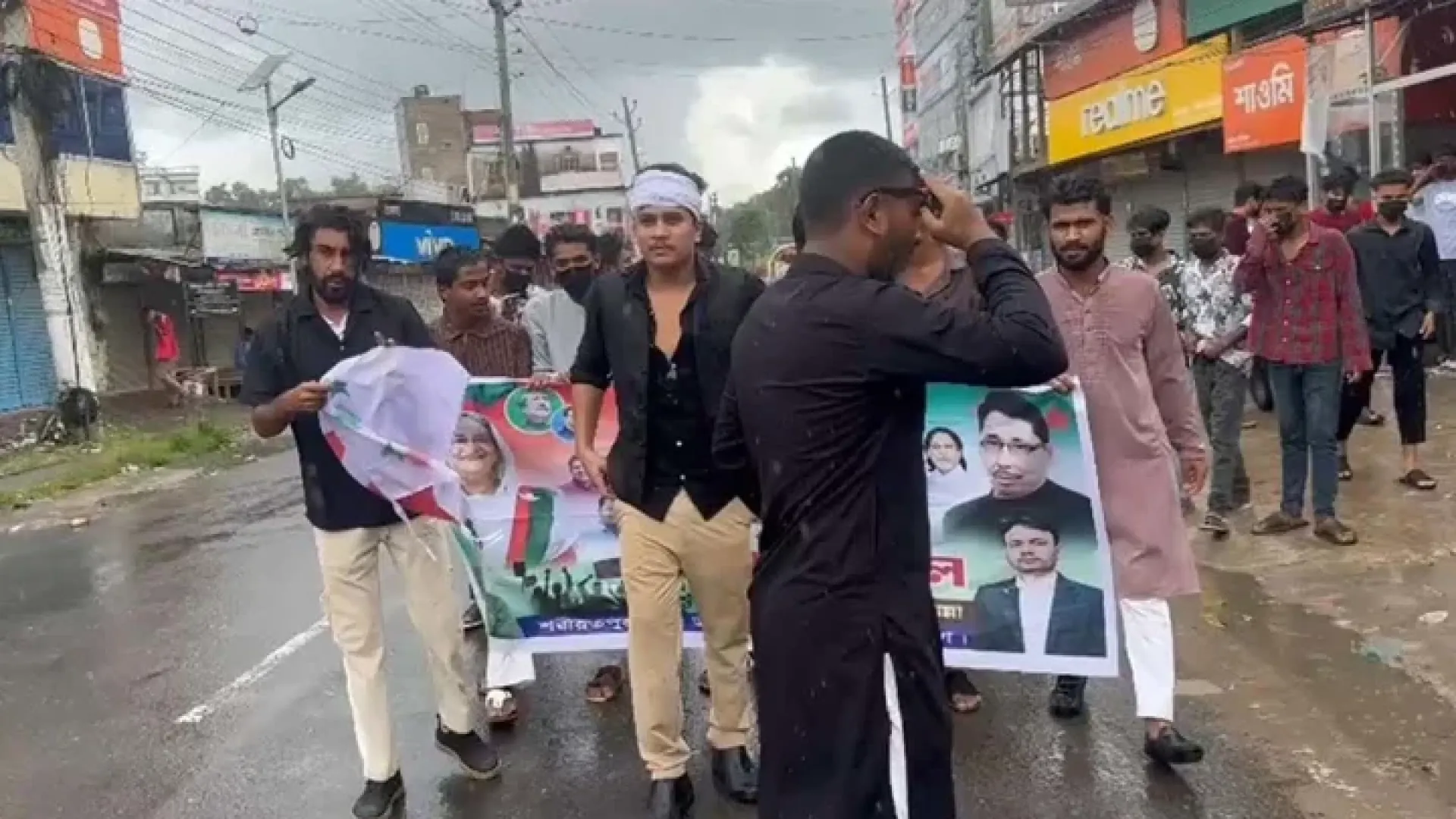 শরীয়তপুরে কাফনের কাপড় বেঁধে ছাত্রলীগের ঝটিকা মিছিল